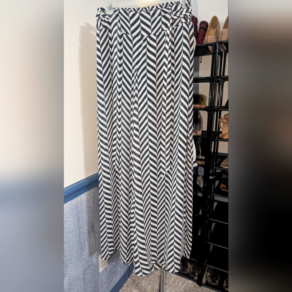 Chevron Patterned Black and White Pants Size Large